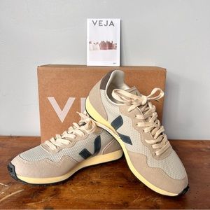 Brand New VEJA Alveomesh Sneaker
